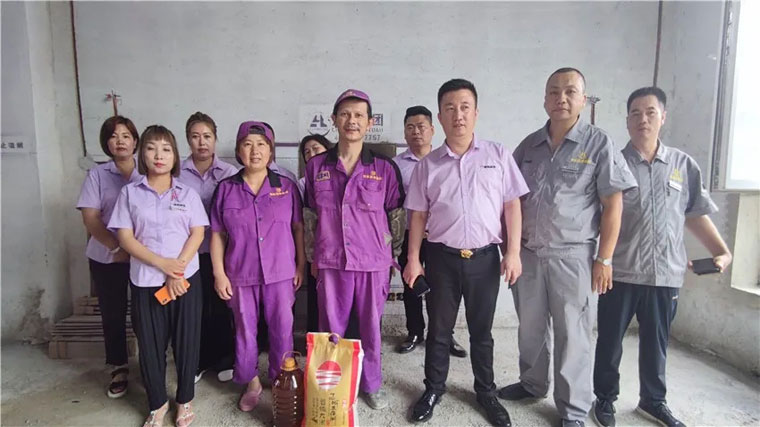 操屄av操老女人炎炎夏日，楚航装饰心系一线送清凉、走访慰问工地篇